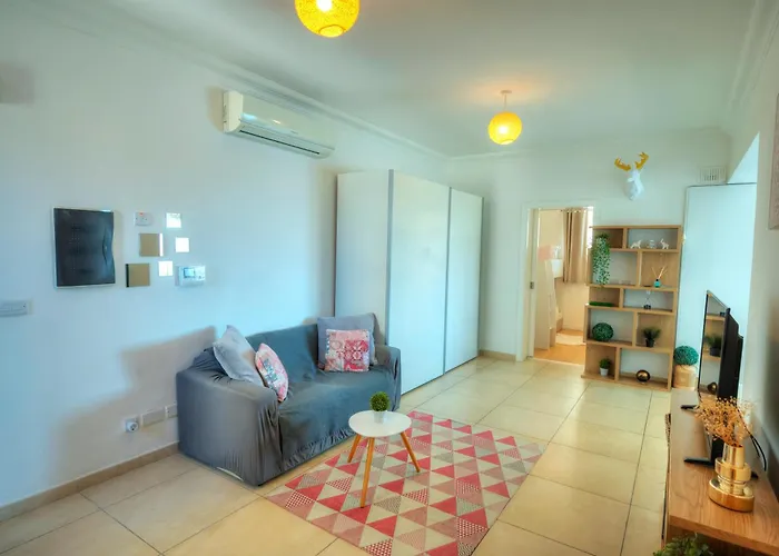 Seaview Terrace, 2bedrooms, Communal Pool Cogo1-1 * Sliema